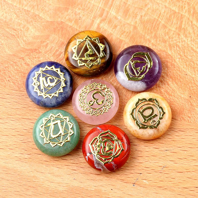 Set de 7 Piedras de Chakra 18x18mm Cristal Natural Redondas Piedras de Palma Símbolo de Chakra Grabado Cristal de Sanación Reiki Meditación