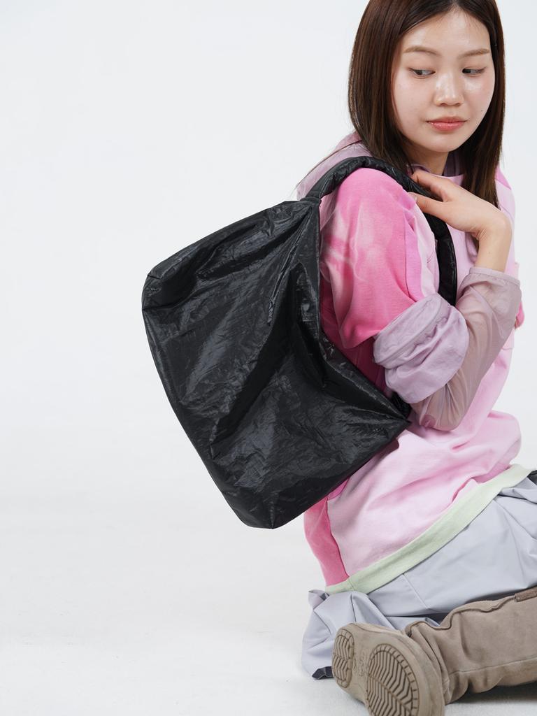 Muwm Puff-Up Shoulder Bag (Black/Fuchsia)