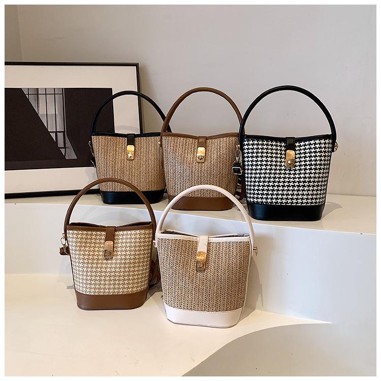 Damska torebka kubełkowa ze słomy w blokach kolorystycznych na wiosnę/lato 2024 - wszechstronny design w stylu francuskim