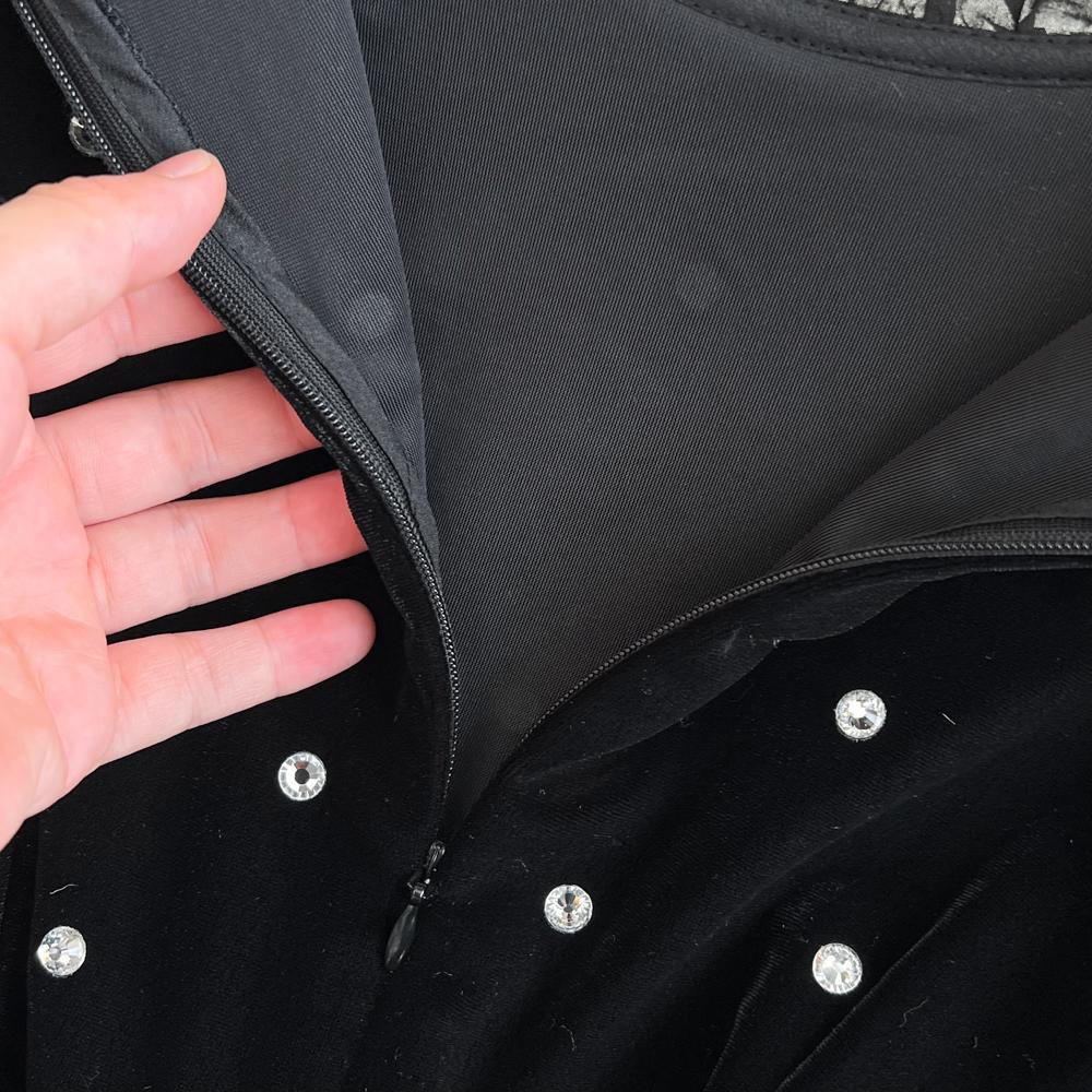 Balck Hepburn Sweet Style Damenkleid Flare Langarm Diamantständer Samt Hohe Taille A-Linie Kleider Herbst Winter Modedesign Partykleidung