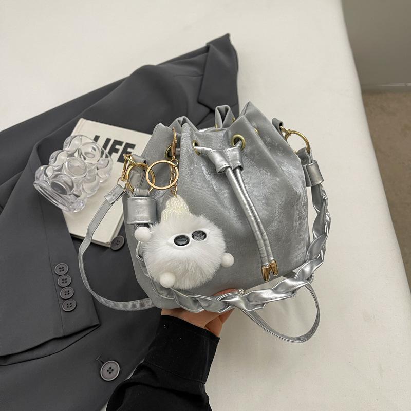 

Модная женская сумка-ведро для девочек, сумка через плечо с цепочкой и подвесным украшением в виде куклы, материал PU