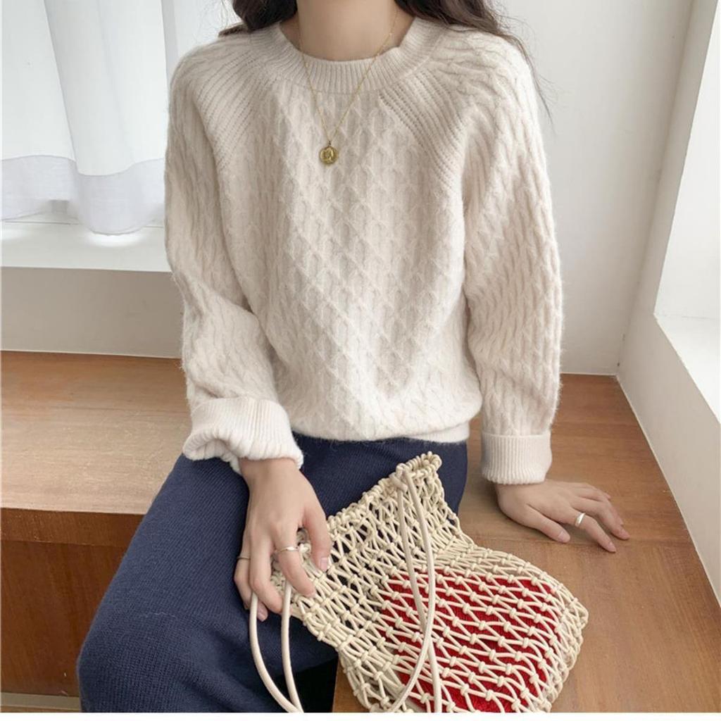 Crew neck pullover sweater women's loose and versatile autumn and winter new short lazy wind long-sleeved knitted sweater bottoming top thick