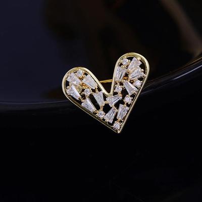 Elegant Heart-Shaped Anti-Exposure Brooch: Cute Japanese & Korean Style Pin for Fashionable Corsages and Collars