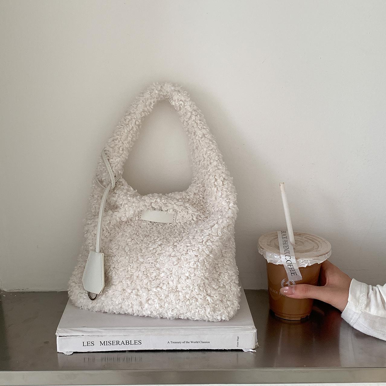 

Casual Lamb Wool Women Handbags Winter Warm Soft Plush Shoulder Bag Small Faux Fur Bags for Women Designer Bag Cloud Purses