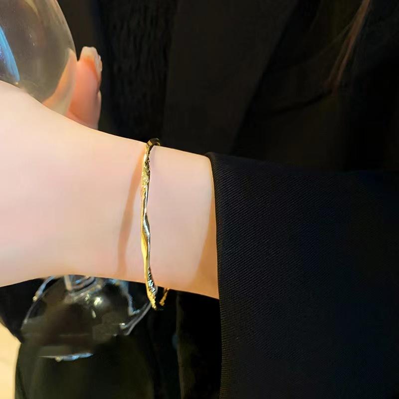 A Women's Bracelet with a Twisted Opening, Adjustable, Simple and Versatile Jewelry Suitable for Everyday Wear
