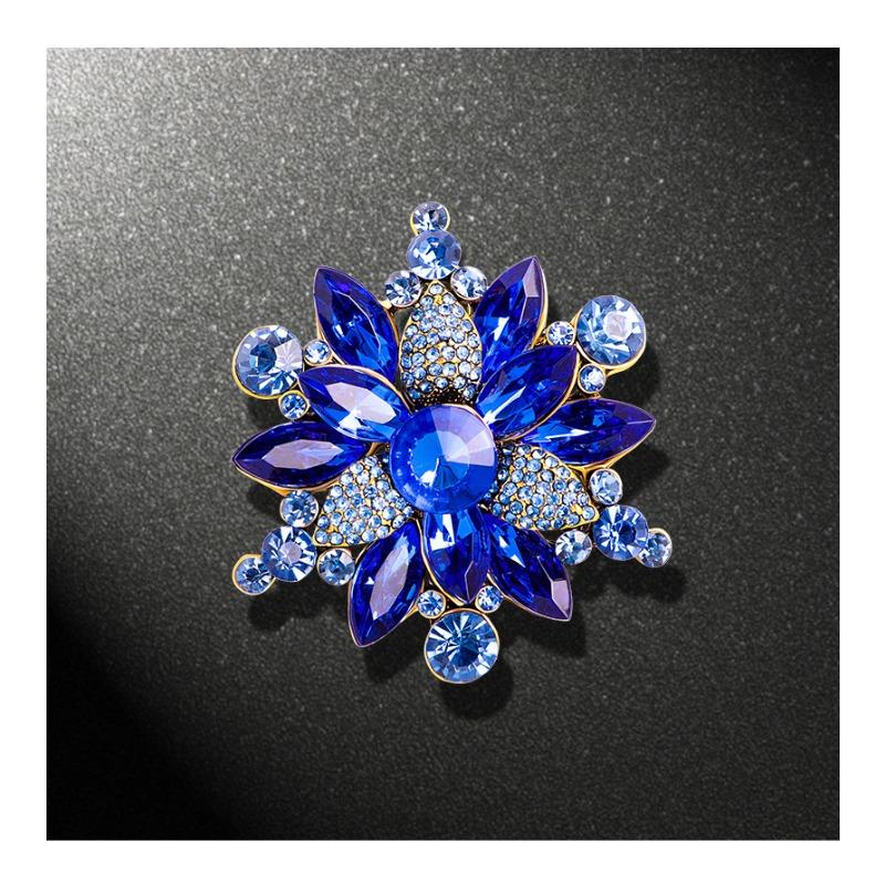 Crystal glass brooch, alloy rhinestone chest flower, clothing accessories, brooch, European and American fashion temperament
