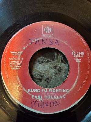 7inch Record CARL DOUGLAS  Kung Fu Fighting TC2140 PYE Jamaica SoulFunk Used