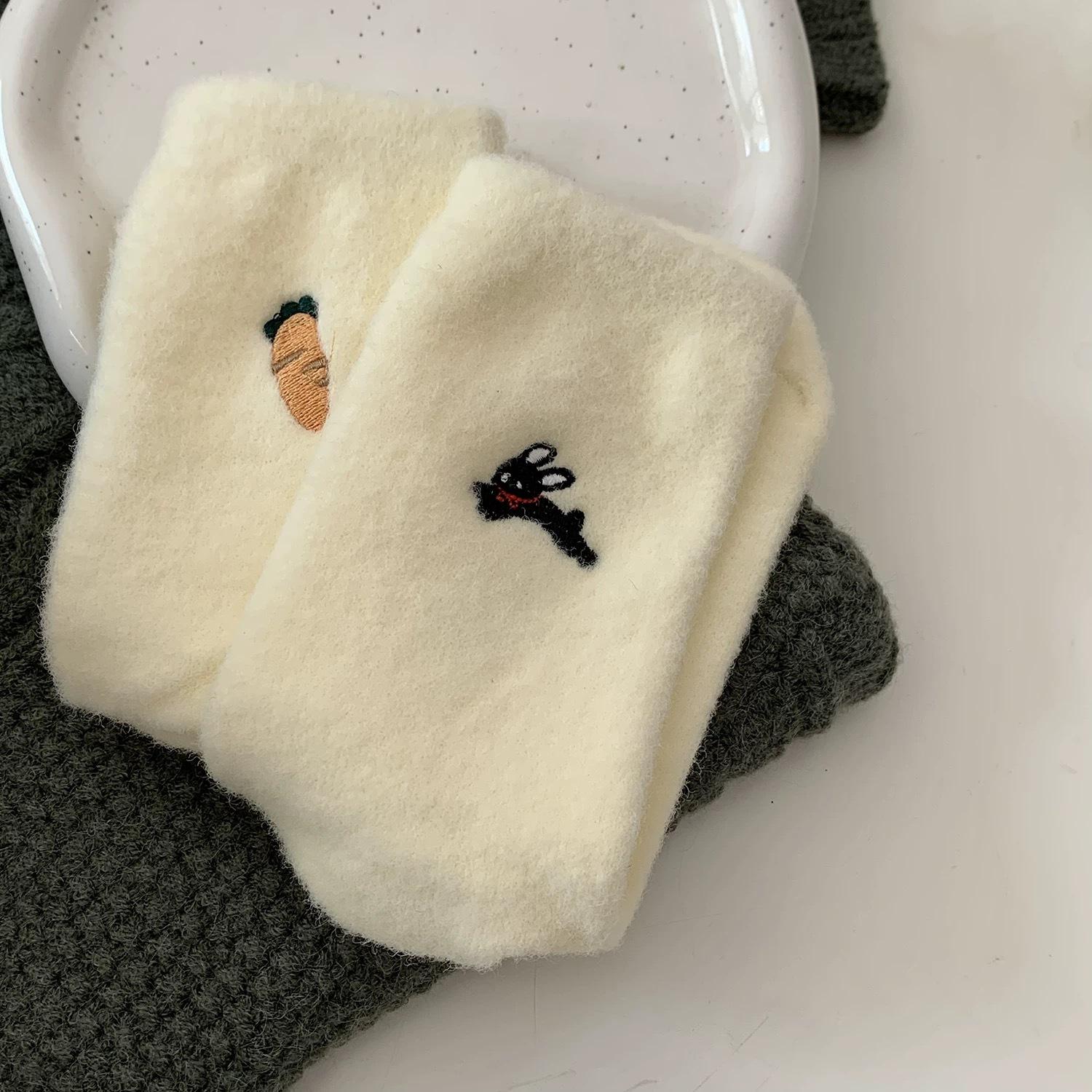 

Плюшевые носки, Толстые и теплые носки до середины икры для женщин на осень и зиму, Мультяшная вышивка, Школьный стиль, Милые и универсальные носки 1 pair