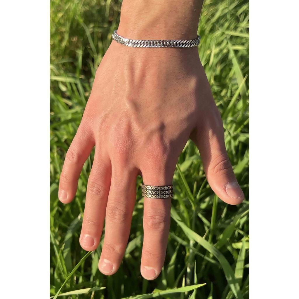 Verstellbarer schwarzer Ring mit Fischgrätenmuster