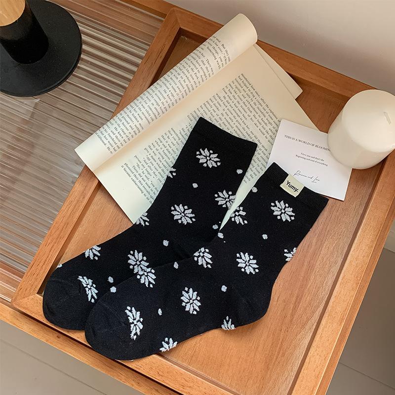 

Cloth Label Three-Dimensional Snowflake Polka Dot Socks Contrasting Flocking Versatile Cotton Socks Mid-Leg Socks Style And Comfort One size fits all чорний
