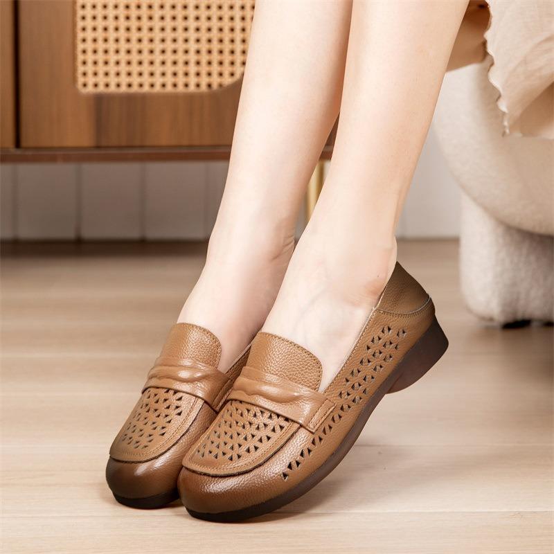 Sommer neue Leder Rindensehne weichsohlige Mutterschuhe lässige flachsohlige hohle Damen Einzelschuhe mittel alt Loch Sandalen Damen