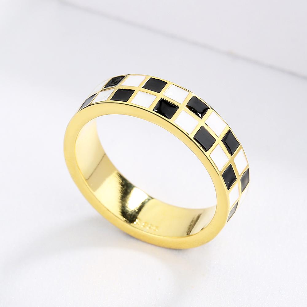 Exquisiter modischer Ring für Damen, Schwarz-Weiß-Ring, minimalistischer Schachbrett-Ring, handgefertigter Emaille-Party-Ehering