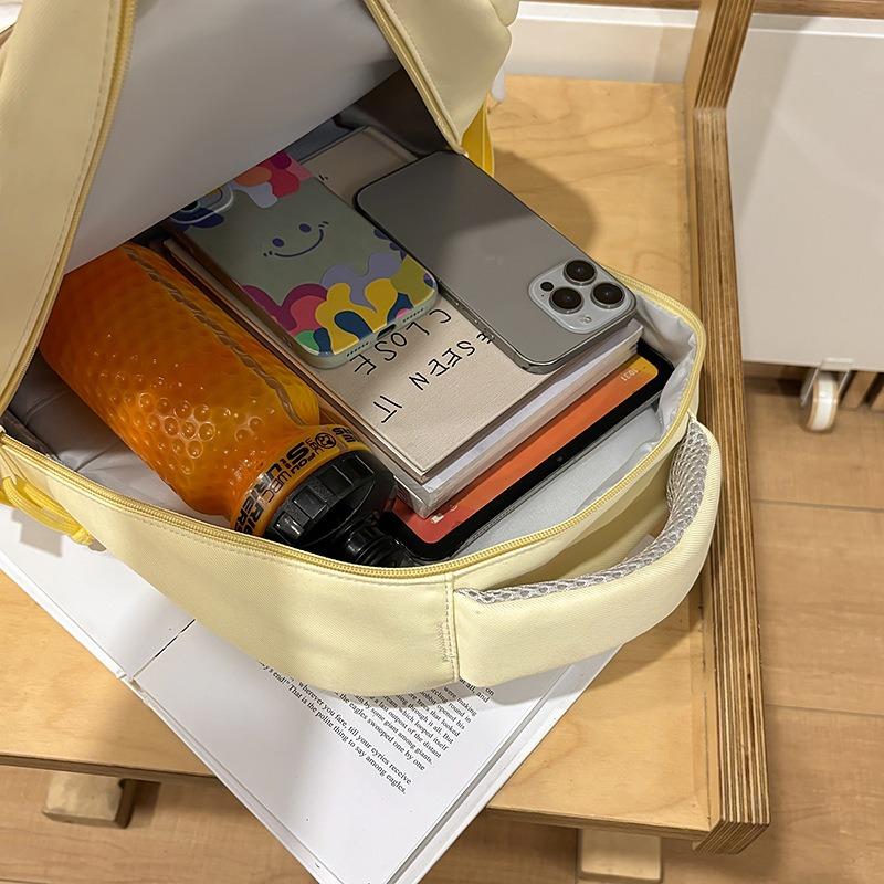 The new schoolbag is fresh and sweet, and the candy color is light and large-capacity make-up bag for junior high school students.