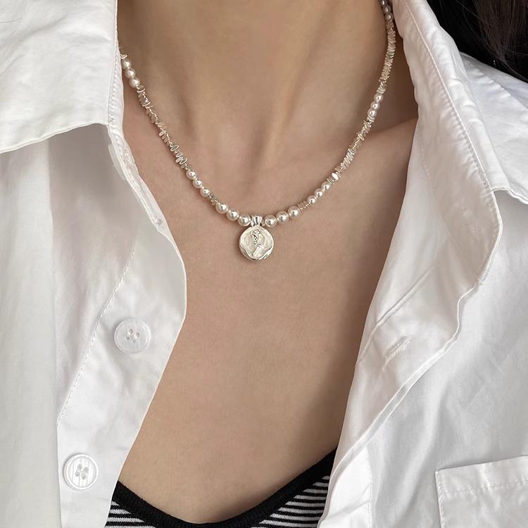 Elegant Silver Pearl Necklace: High-End Design for Women - Versatile and Chic Clavicle Accessory.