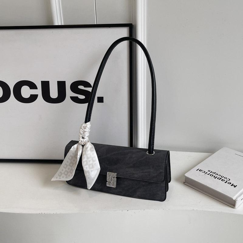 

High-end silver bag women s 2025 new niche one-shoulder armpit bag fashionable portable baguette bag чорний