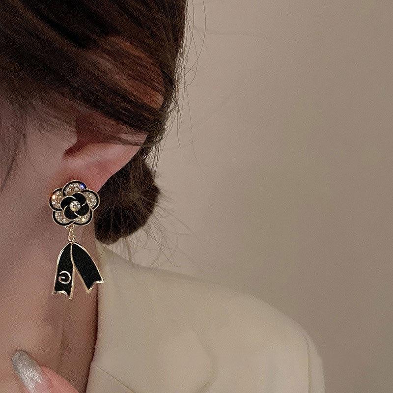 Μαύρα Περλέ Σκουλαρίκια Λουλούδι Είναι Κομψά Και Διακριτικά Για Γυναίκες. Μαύρα Σκουλαρίκια Είναι Γυναικεία Αξεσουάρ