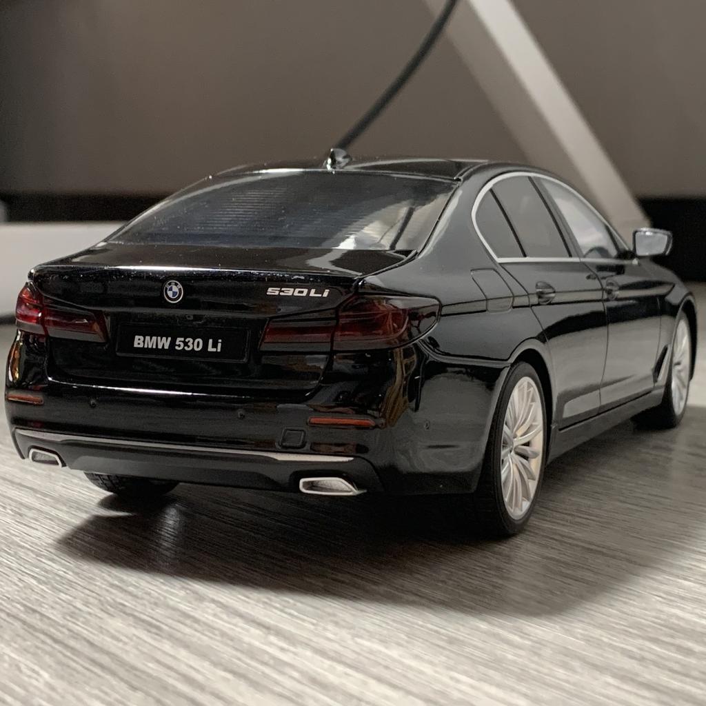 1:18 BMW 530Li Großes Luxus-Legierungsmetall-Druckgussmodellautos Hohe Simulation Dekorative Ausstellungsstücke Geburtstagsgeschenk Freund