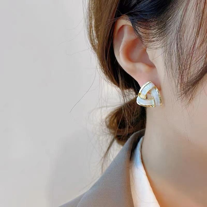 Fashion Twisted Woven Triangle Stud Earrings for Women Temperament White Enamel Oil Metal Golden Earrings Jewelry Pendientes