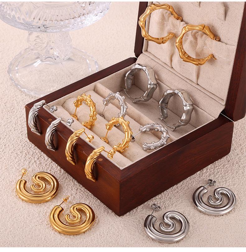 European & American C-Shaped Geometric Stud Earrings - Gold-Plated Titanium Steel Niche Design for Women