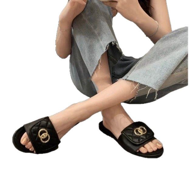 Hochwertige Xiaoxiangfeng Schultaschen-Schnalle Hausschuhe flacher Boden Ein-Wort-Slipper 2025 neu weiches Leder Rautenmuster Außenhausschuhe