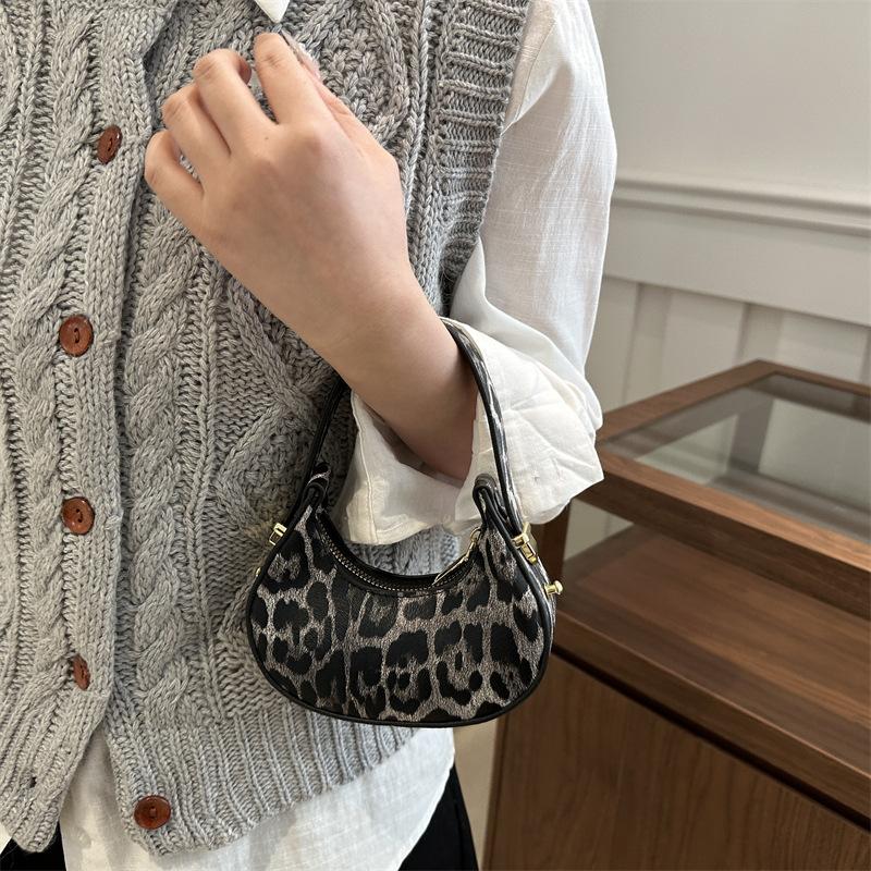 Niche design fashionable and cute ins mini bag female foreign style 2025 new portable crescent bag
