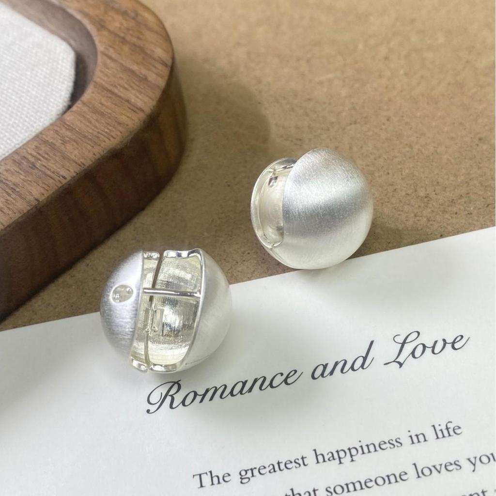 Elegant Brushed Silver Round Ear Studs: Stylish, Versatile, and Personalized Light Luxury Jewelry.