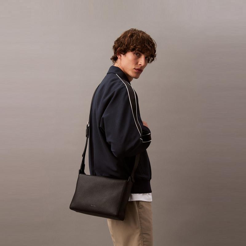New CALVIN KLEIN SS25 Cow Leather Crossbody Bags Men's Space Black 4D3029G-UB1