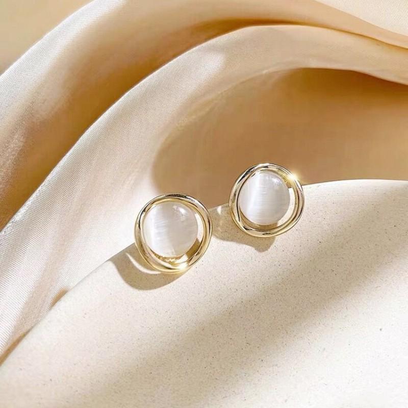 

2023 Trendy Women s Cat s Eye Stud Earrings, High-End Style, Sterling Silver, Hot Seller