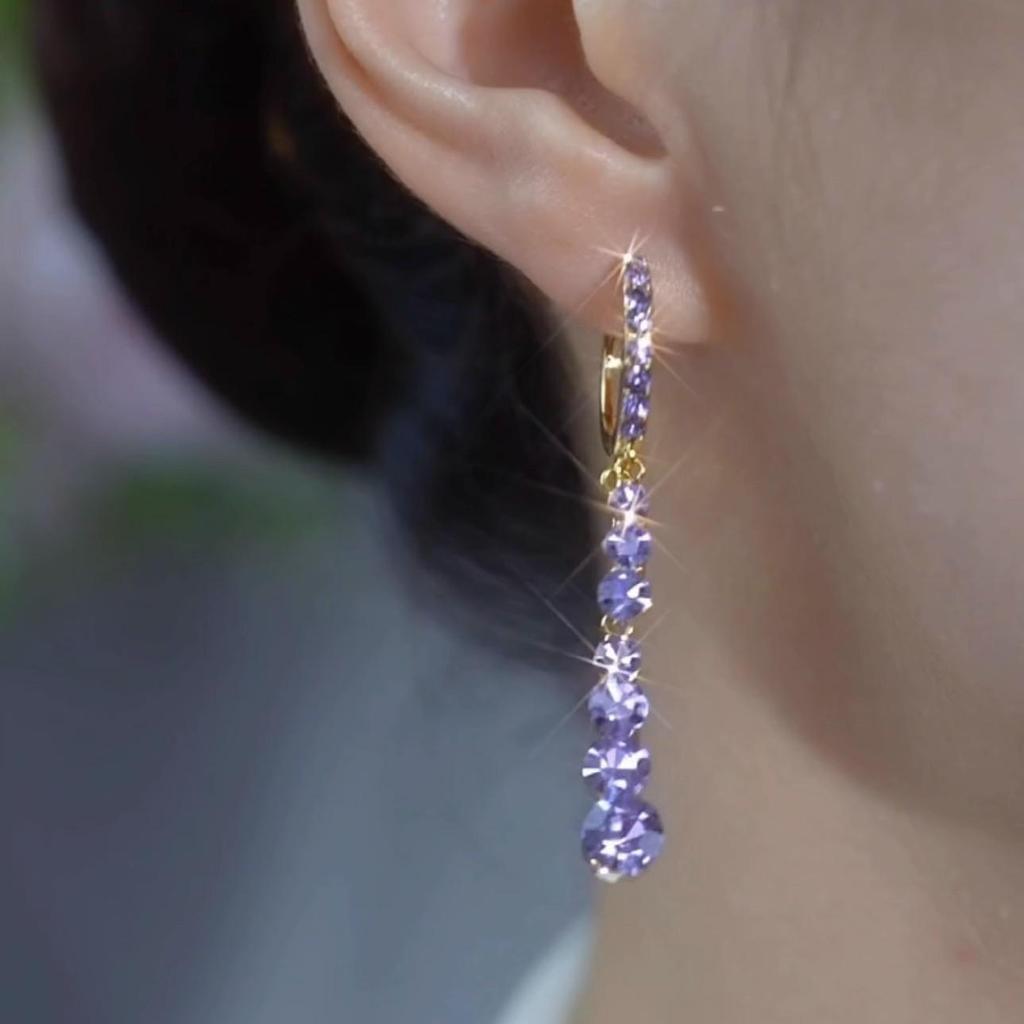 Squisiti Orecchini Pendenti Medi con Nappa di Strass Viola - Trendy, Clip per Orecchie Snellenti con un Fascino Fresco e alla Moda.