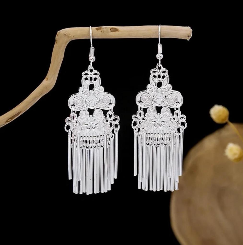 Etnické náušnice s třásněmi z imitace stříbra Miao ve tvaru listů