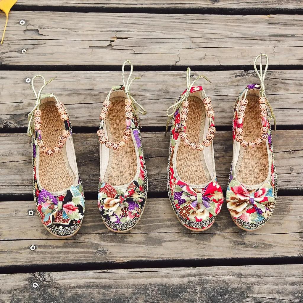 Scarpe Donna Primavera / Estate Stile Etnico Scarpe in Tessuto Ricamate Fondo Piatto Stile Cinese Perlate Taglia Grande Scarpe Singole