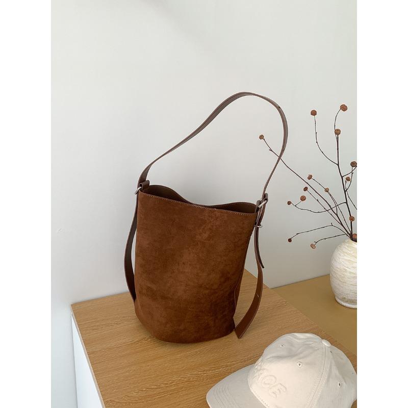 Autumn and Winter Tote Bag Large Capacity Women's New Single Shoulder Suede Bag Cylinder Simple Niche Commuter Bucket Bag