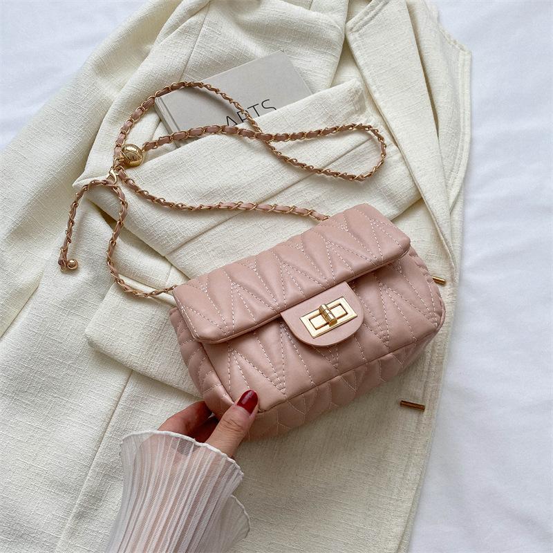 

Women s rhombus embroidery thread temperament lock chain small bag women s 2025 spring new temperament chain small square bag women розовый