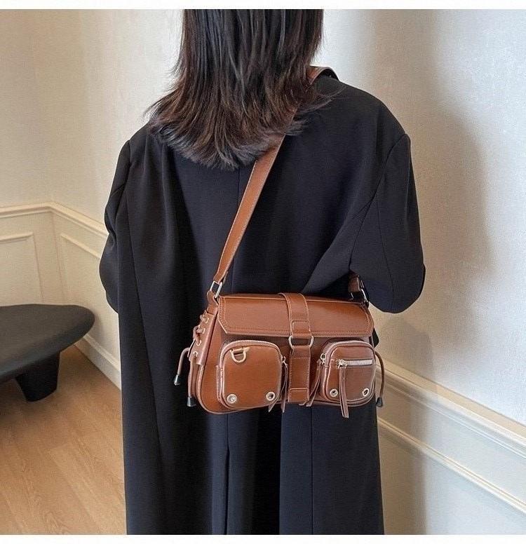 

Popular niche design, locomotive bag, shoulder bag, messenger bag, texture, trendy and cool, Spice Girl, underarm bag, stick bag, woman темно-коричневого