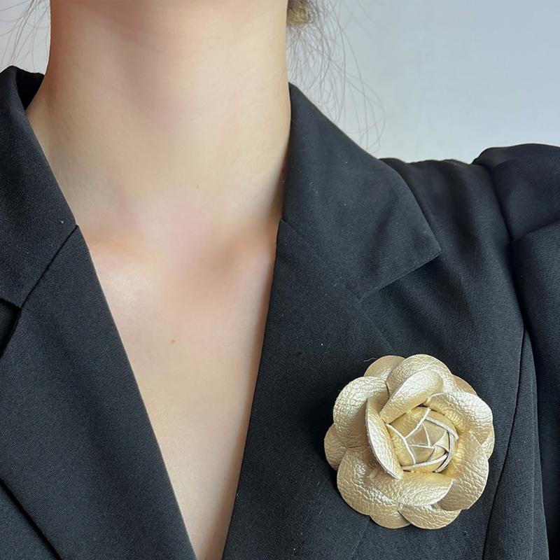 Portable Camellia Breastpin Flower Shape Lapel Pin Brooch for Women PU Leather Lapel Pin Fashionable Badge Jewelry