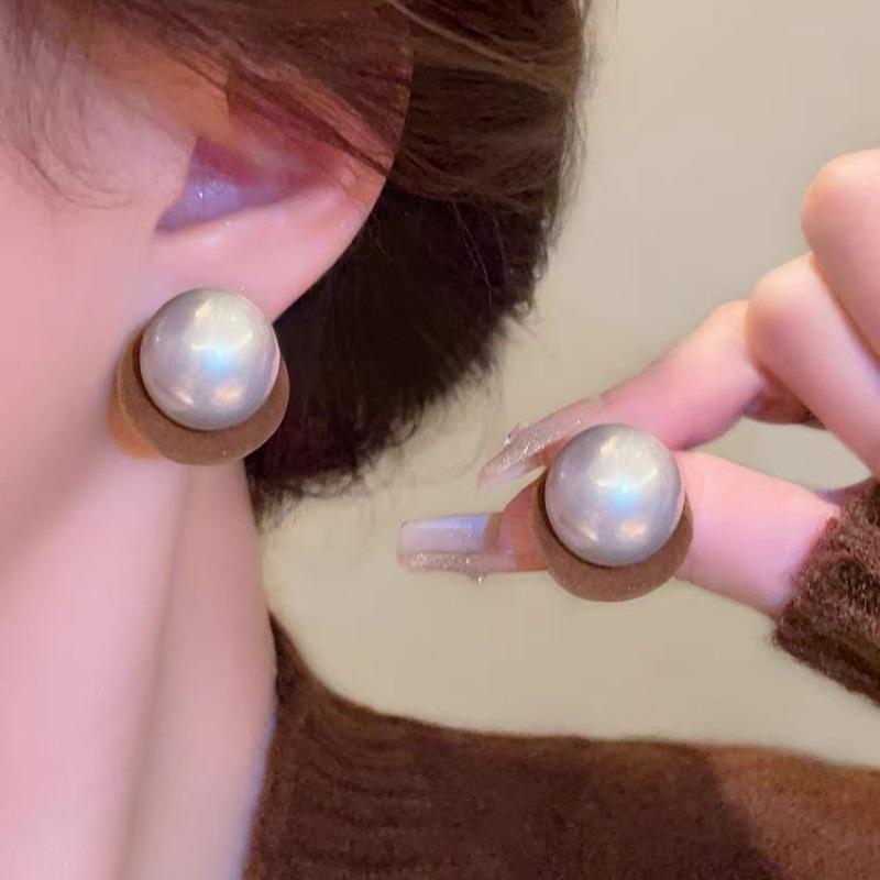 Natural red light luxury pearl round stud earrings retro simple fashion versatile earrings high sense earrings