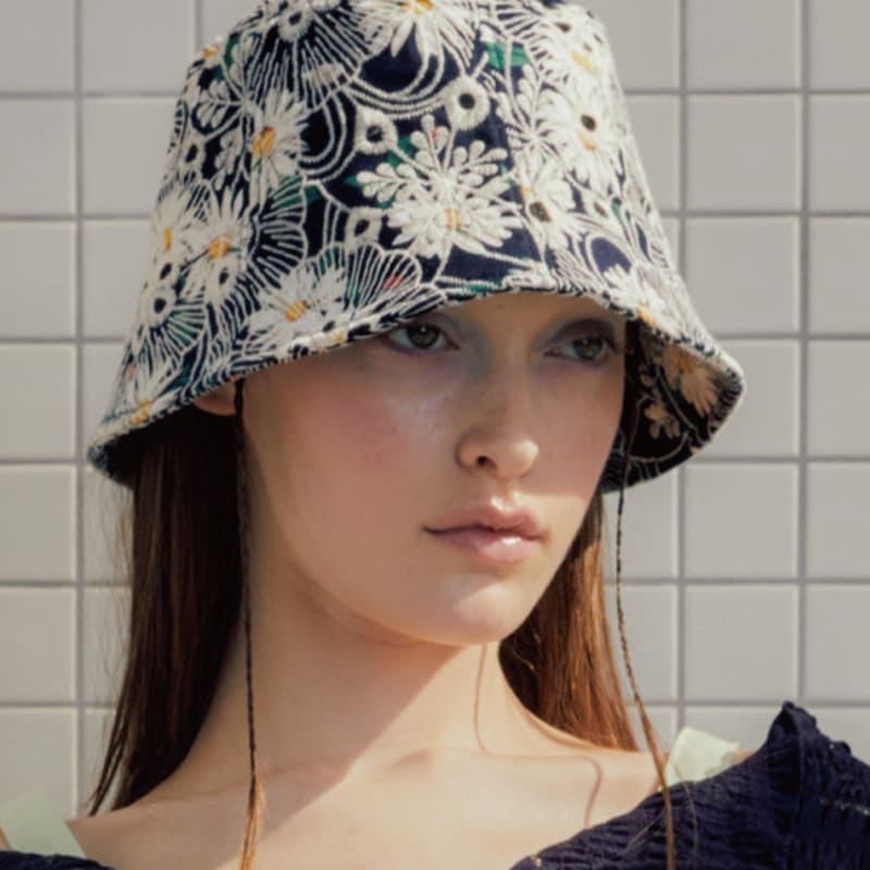 

poesiedame ПАНАМА С ЦВЕТОЧНОЙ АППЛИКАЦИЕЙ FREE