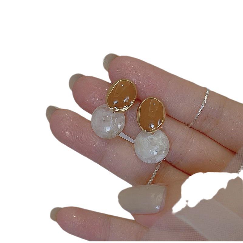 Maillard Brown Geometric Round Stud Earrings: Fashionable, Retro, and Versatile High-End Jewelry for Women.