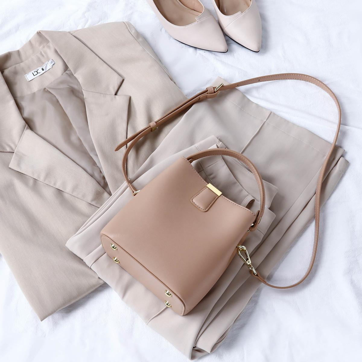 

Сумка-ведро, нишевая новая модная кожаная женская сумка, летняя маленькая сумка, сумка-мессенджер, универсальная сумка, багаж