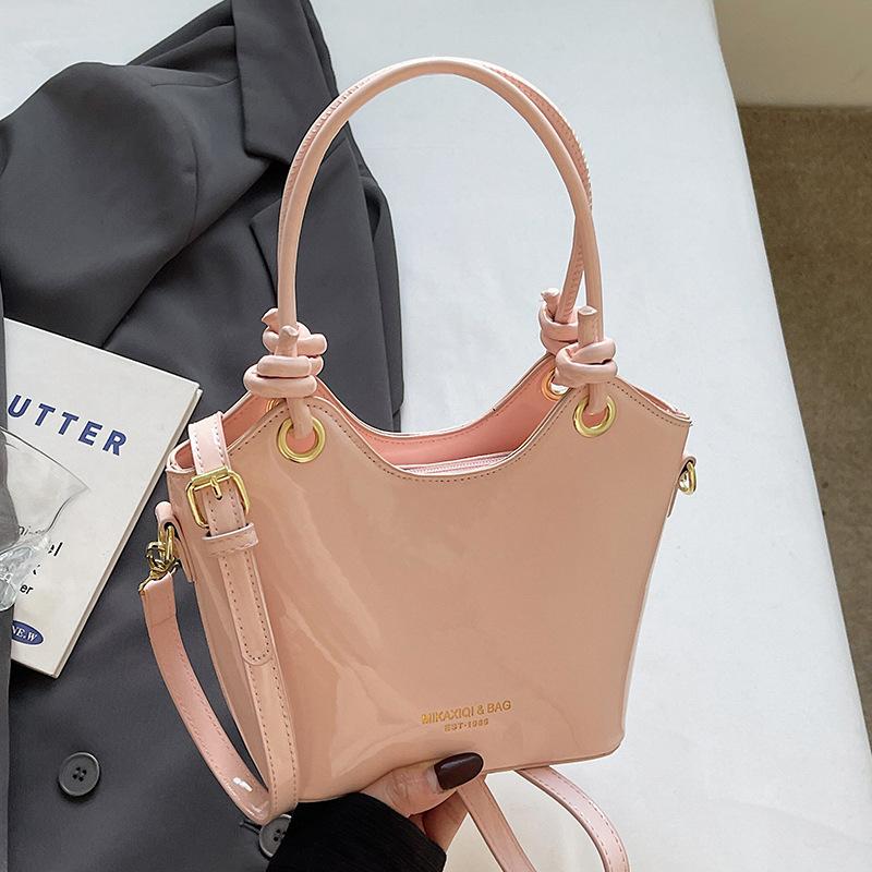 Popular Simple Retro High-end Texture Bright Leather Hand Carrying Bucket Bag Versatile Commuting Foreign Style Single Shoulder Messenger Bag Bag Fema