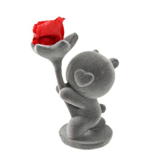 

Ведмедик-прикраса на День святого Валентина зі збереженою трояндою, що тримає вічну квітку. Декорація з оксамитового ведмедика. Романтичний подарунок на річницю весілля. сірий