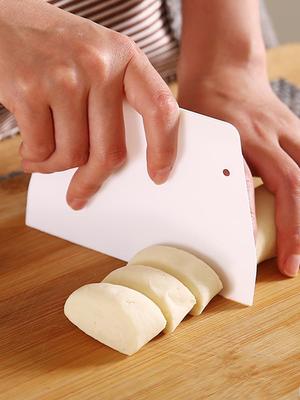 Coupe-pâte et grattoir: Outil en plastique astucieux pour gâteaux, crèmes, huiles et pains