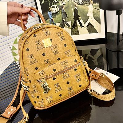 Mochila Escolar da Moda e Versátil, Super Popular, Nova Mochila Tendência, Grande Capacidade Versão Coreana, Mochila com Rebites de Ursinho