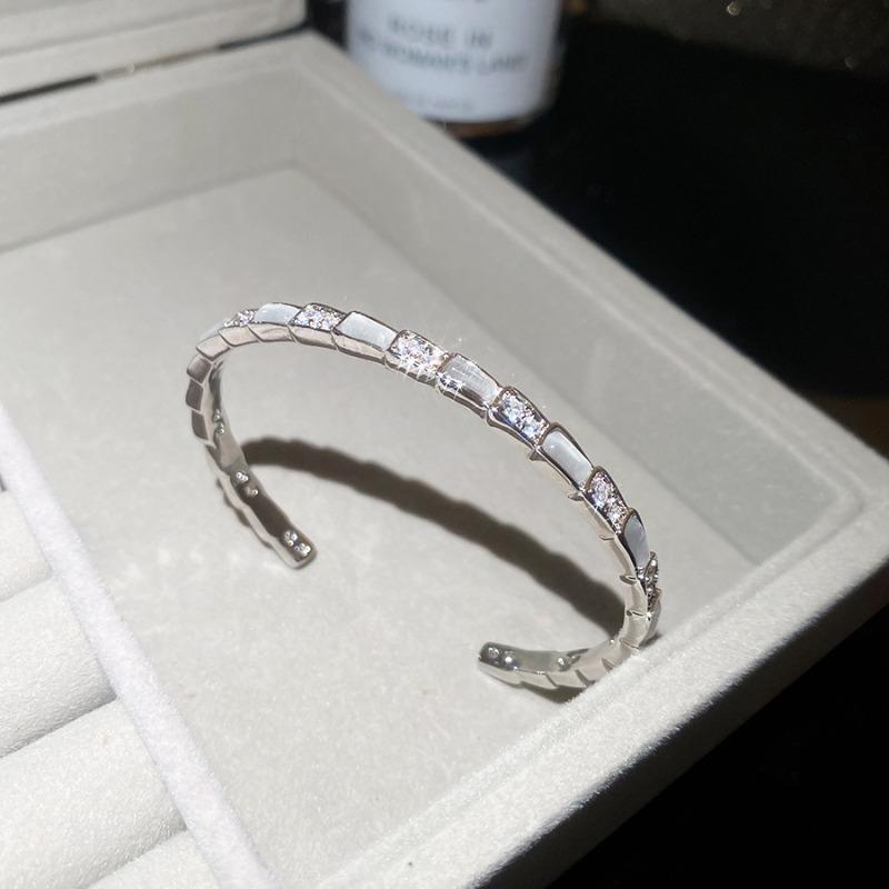 Super flash full diamond zircon fritillary snake bracelet light luxury high-end temperament bracelet niche exquisite and beautiful jewelry