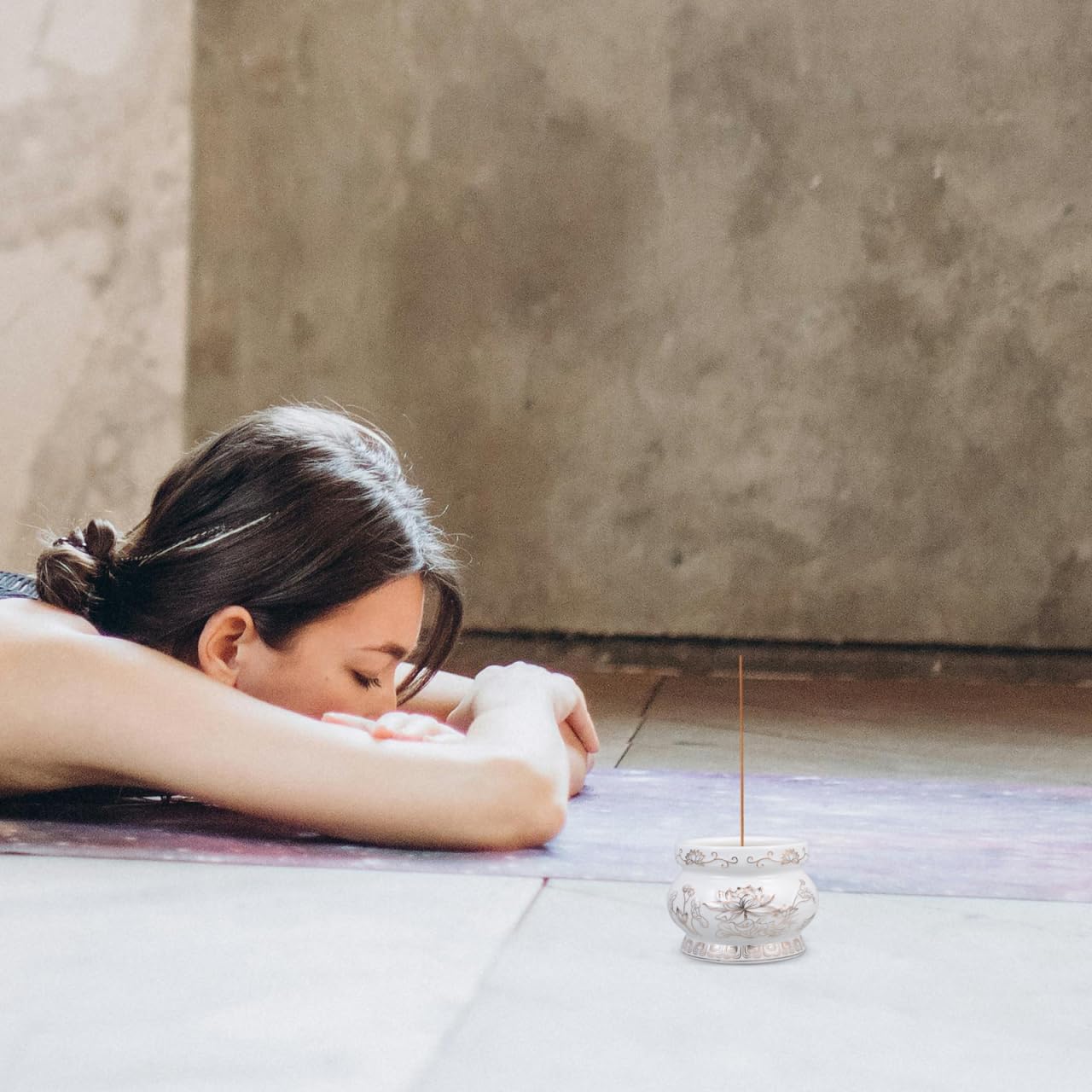 

HANABASS Ceramic Incense Burner Pot 4 Inch Incense Censer with Lotus Flower Relief for Praying Buddha, White