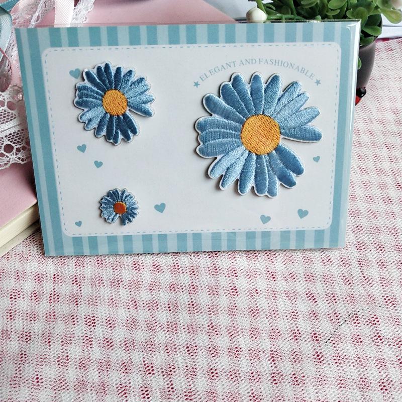 White Daisy Embroidery Hook & Loop Patch - Self-Adhesive Decorative Applique for Clothes and Bags