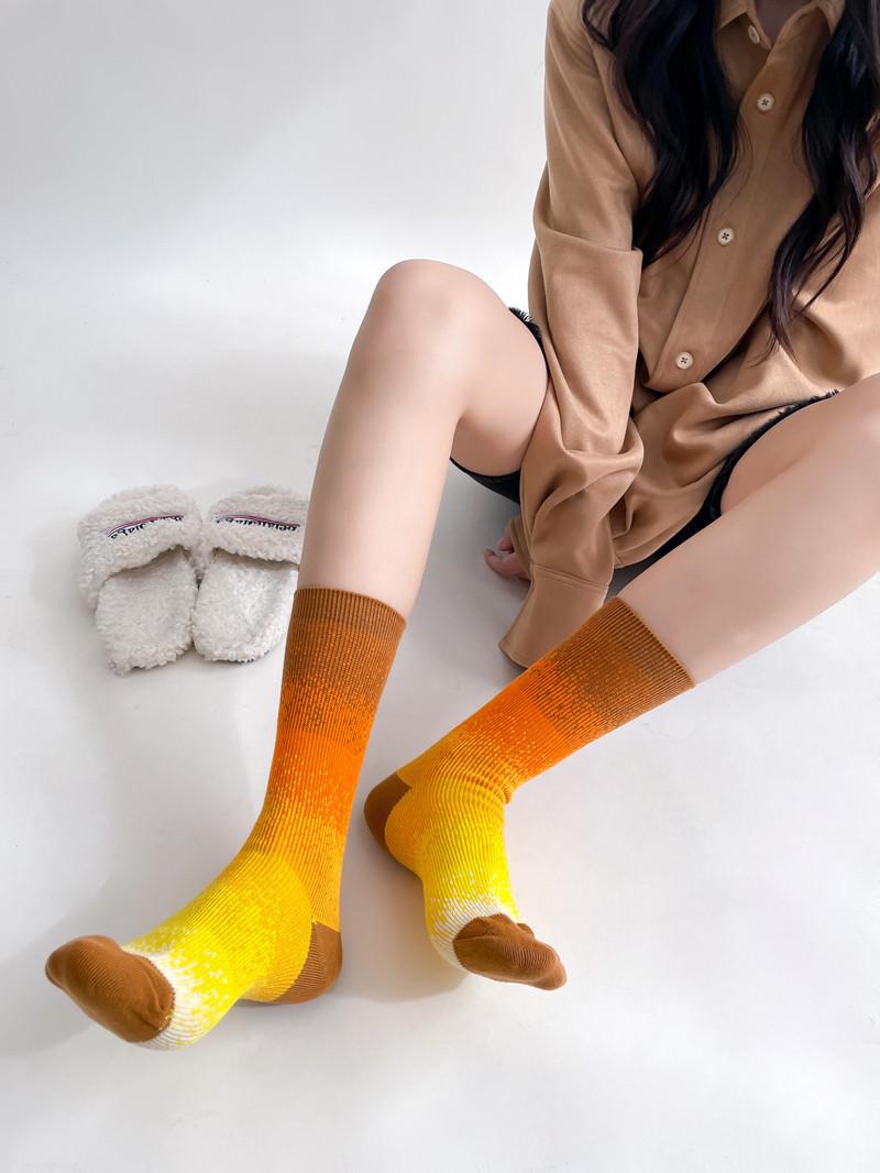 

Trendy Designer Double-Needle Tie-Dye Ombre Color Personalized Couple Cotton Mid-Leg Socks One size fits all помаранчевий