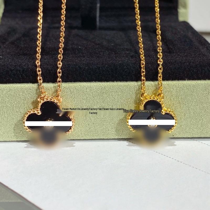 Náhrdelník Van Cleef se čtyřlístkem: Zlatý přívěsek pro ženy s pětilistým designem, bílou perletí, červeným achátem a diamantem.