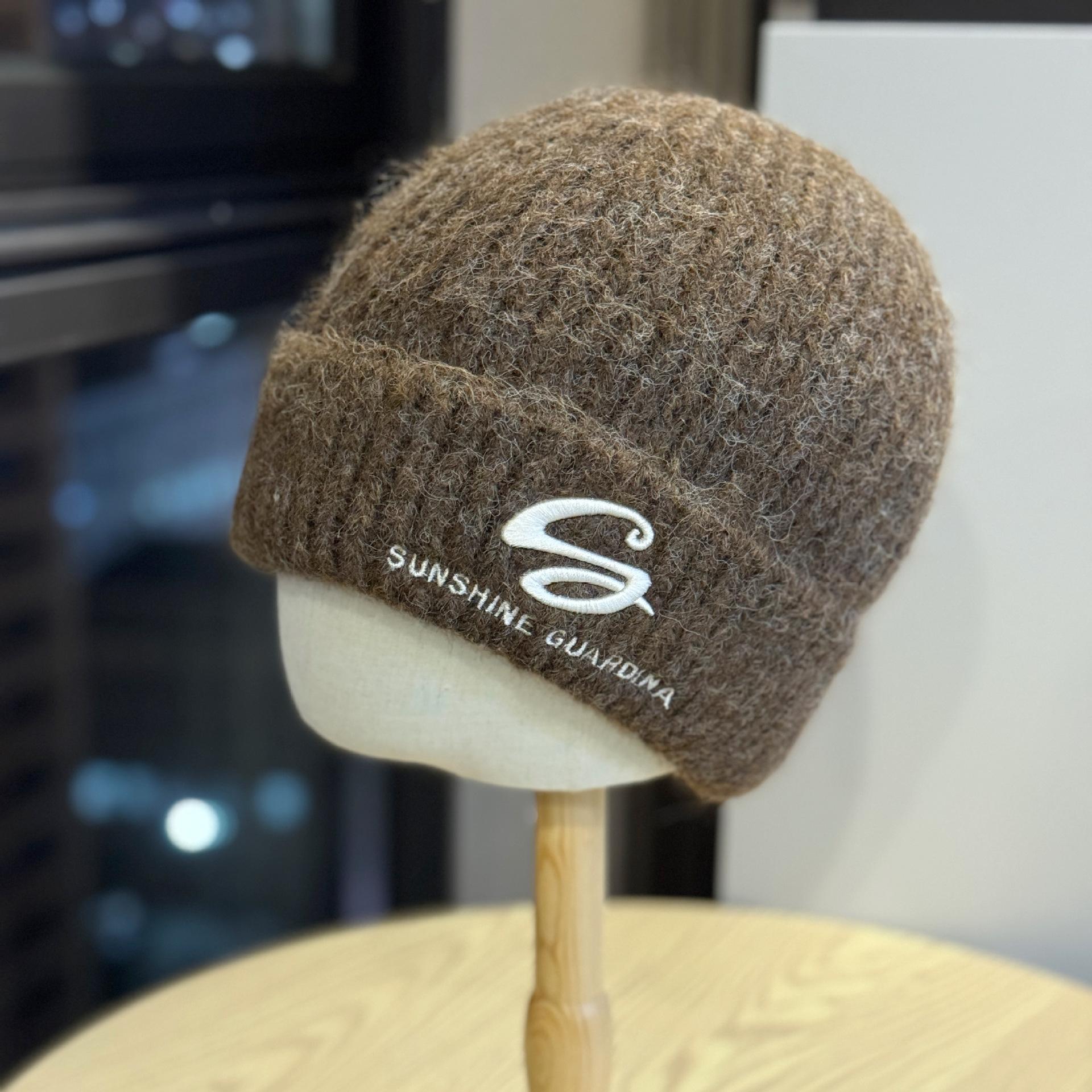 

Маленькая шерстяная шапка, открывающая лицо, для женщин, в корейском стиле, теплая для улицы, вязаная шапка с вышивкой букв, шапка-баотоу от холода one size