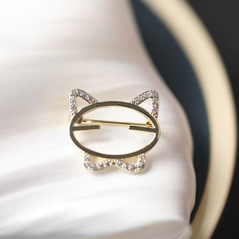 

1pc Cute and Eye-catching Diamond Studded Cat Ear Shaped Brooch Cute And Exquisite Lighting Up Exquisite and Lovely Clothing